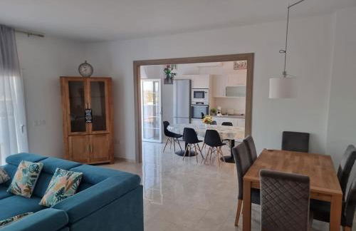 Casa amplia, piscina privada, 4 dormitorios y playa cercana - Foto 8