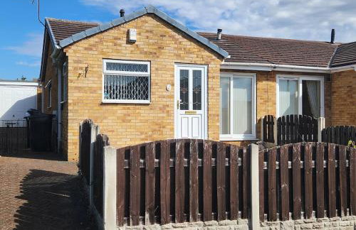 Peaceful 2-Bed Bungalow with Garden & Parking in Bramley Village, Rotherham - Foto 3