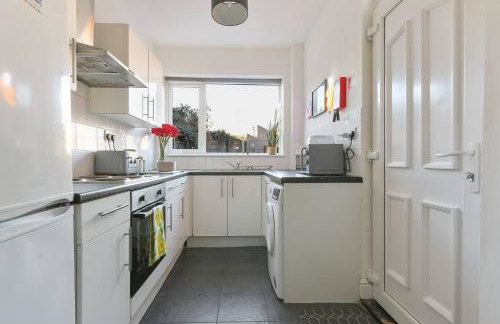 Prime Location Stylish 4-Bed House near Trent Br - Foto 26