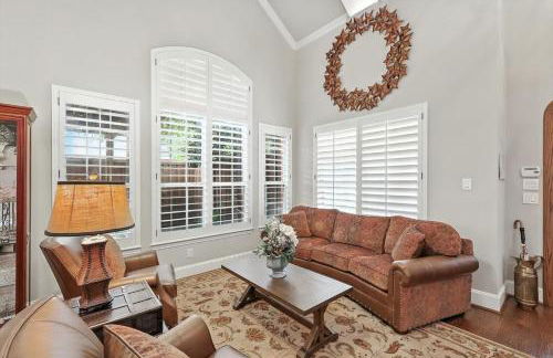 Lewisville Luxe Pool Getaway - Patio BBQ TV Room - Foto 9