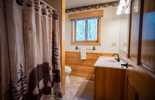 Spacious 6Bedroom Cabin Style Home - Sleeps 18 - Near Birch Lake - Timber Bay - Parking - CB13 - Foto 7