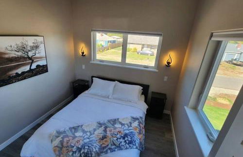 Modern Furnished Retreat - Photo 18