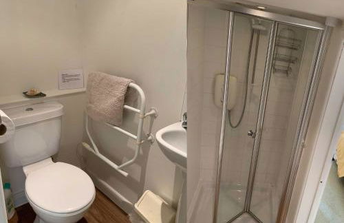 Cider Cottage - 3 Bedroom - Onsite Parking - Photo 6