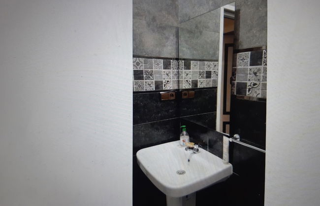 Magnificent, Refurbished Apartment in the City Center - Photo 4