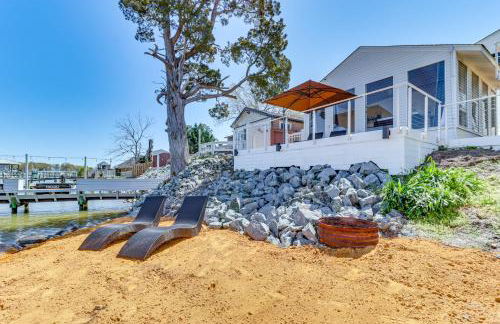 Waterfront Colonial Beach Studio with Boat Dock! - Foto 16