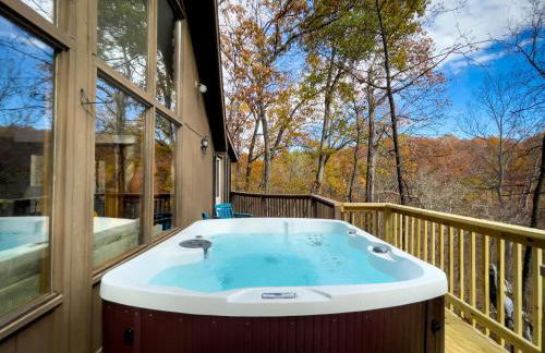 Chalet w Hot Tub Fireplace Grill FirePit & Wifi - Photo 3