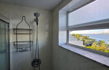 Bayfront Apartment Breathtaking Views- one bedroom w balcony- living room -Free Parking - Foto 31