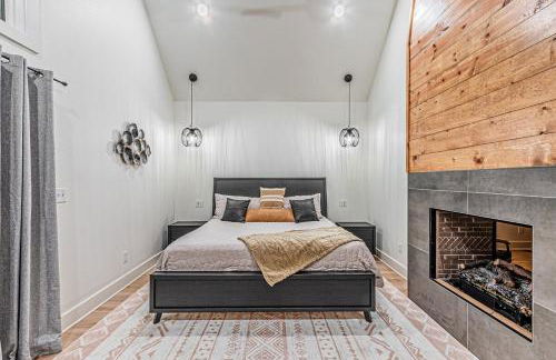 The Ash - Private Cabin with Hot Tub Oasis for Two in the Pines - Foto 10