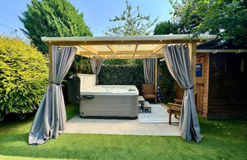 Private All-Weather Hot Tub House, Fire Pit, Free Parking, Near City Centre, Freeman Hospital, Great Transport Links - Foto 2