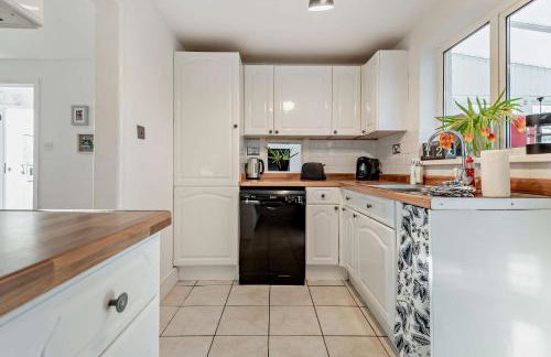 Rockford Cottage 3 Bed Modern New Forest House with Garden - Foto 8