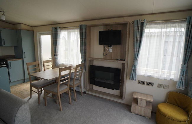 Stunning River View 2 Bedroom Caravan With Decking - Foto 19