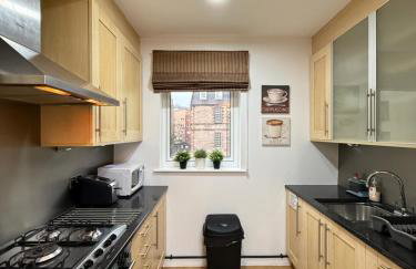 Holyrood Apartment with parking & lift access - Photo 12