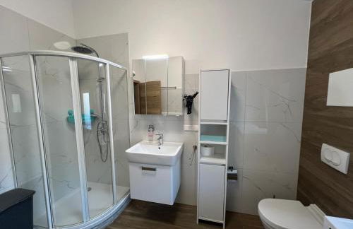 VipStay - Stilvoll und geräumige Apartments mit Terasse oder Balkon, Küche, kostenloses Parken, WLAN, Smart Tv - Foto 45