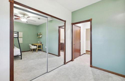 The Perfect Holiday Getaway 5BR 4BA with Pool and Hot Tub - Photo 27