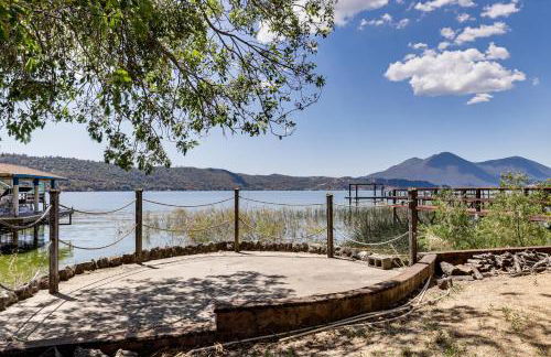 Watefront Getaway with Mtn Views and Dock in Clearlake - Foto 21