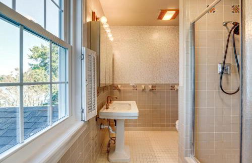 Riverfront Gem with Fire Pit in Eden - Foto 18