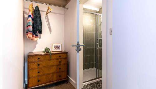 The Coach House, Gatwick - Foto 4, wardrobe