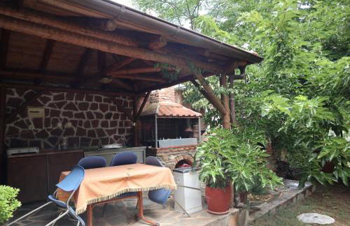 Angela House - Photo 10