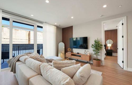 Modern Condo by Med District with Parking & Laundry - Foto 1
