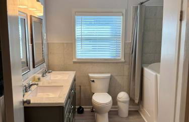 Serene Bayou Retreat - Spacious Family Home - Foto 17