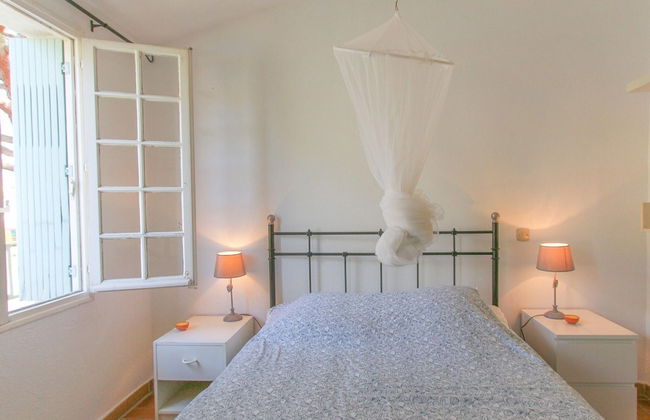 Pleasant Holiday Home in Port Grimaud With Garden - Photo 2