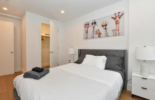 Sophisticated 3 Bedroom Duplex in the Heart of Midtown - Photo 15