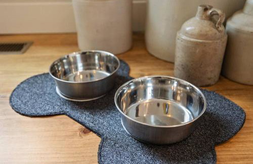 Downtown | Gorgeous | Pet Friendly! - Photo 63