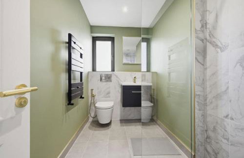 Month Stays, Free parking Luxury 4 Bed - Photo 49