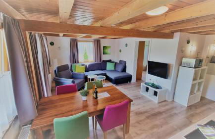 Wohnung #5 mit Balkon - zentrale dennoch ruhige Lage mit Terrasse - Stadtbus vor der Tür! - Foto 1