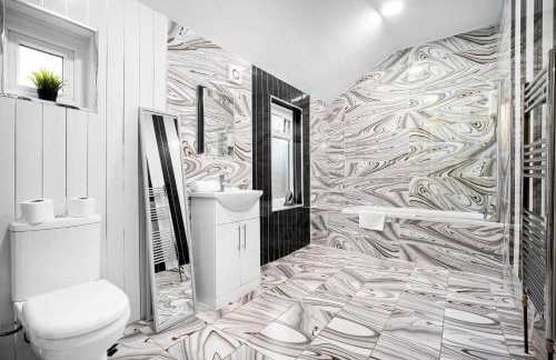 Stylish Five Bedroom House - Parking - Terrace - Fast Wi-Fi 974P - Foto 53