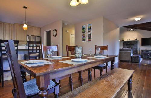 Lily Pad - Hot Tub! Private Dock! BBQ! Game Room! Walk to Town!! Fast WiFi!! Dog Friendly! - Foto 12