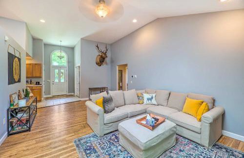 Cozy Whitehall Hideaway with Hot Tub and Chiminea! - Foto 5