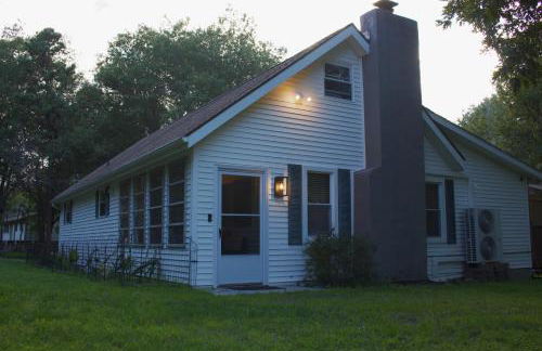 Cozy Pocono Home with a Hot Tub, Fire pit, Karaoke, Games and more! - Foto 4