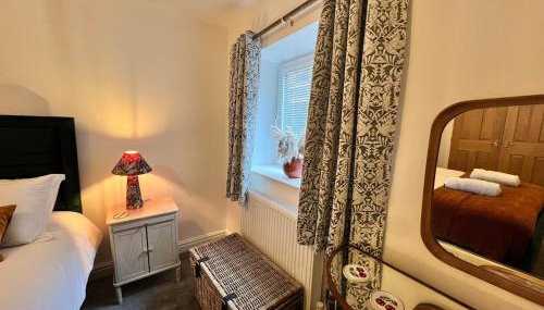 Old Betting Shop for 3 & Furry Friend - Foto 5