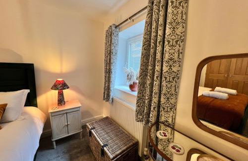 Old Betting Shop for 3 & Furry Friend - Photo 5