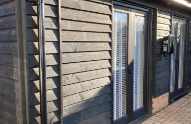 The Pelican Room-converted Cart Lodge near airport - Photo 23