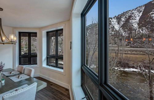 Cozy mountain home w riverfront patio - Foto 60