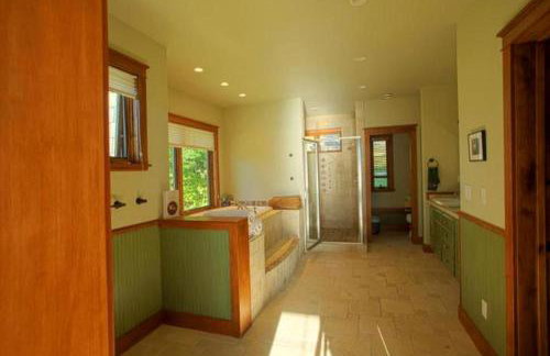 Lakeside Vacation Rental with Stunning Views and Spacious Interior on Flathead Lake, Montana - Foto 17