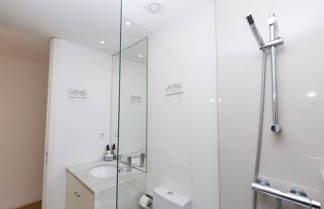 Bright 3BR Flat w/ AC in City Center by LovelyStay - Photo 81