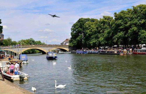 Freshly decorated apartment 10 mins from Cotswolds Child Friendly Great location with plenty of nearby free parking freestanding bath and outdoor private terrace area - Foto 24