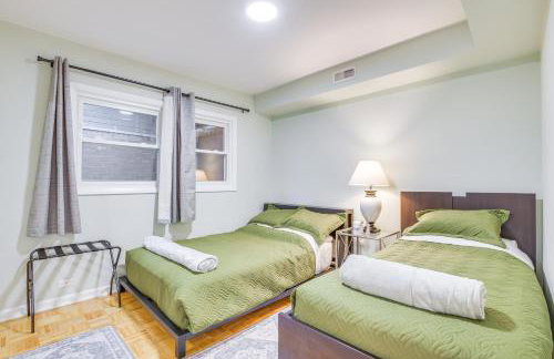 Steps to Shops and Eats Apt in Portage Park! - Foto 16