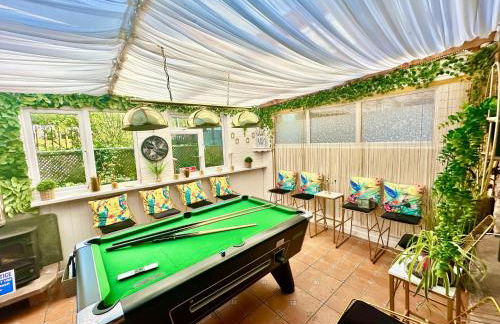 16th Century Farm House,6 Beds,5 BATHROOMS,SLEEPS 15,BBQ,HOT TUB,CINEMA ROOM WITH SURROUND SOUND,With Cymru Holidays - Foto 1