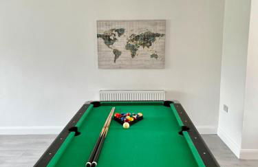 Manchester 2BR Luxe Lounge, Hot Tub, Pool Table - Photo 8