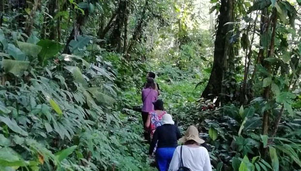 Llegando a la orilla del río