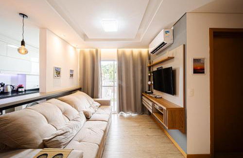 Aconchego e privacidade para sua família com 2 quartos, sala e cozinha integrados e sacada com churrasqueira - Foto 3