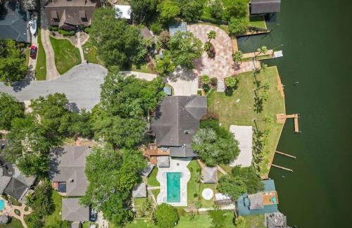 Waterfront oasis with private pool, game room, fire pit and volleyball court - Foto 1