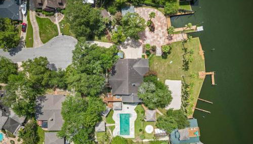 Waterfront oasis with private pool, game room, fire pit and volleyball court - Foto 1