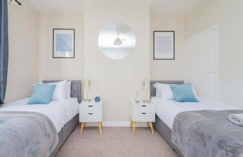 Central Townhouse Wolverhampton - Sleeps 8 - Ideal for Contractors & Families - Foto 10