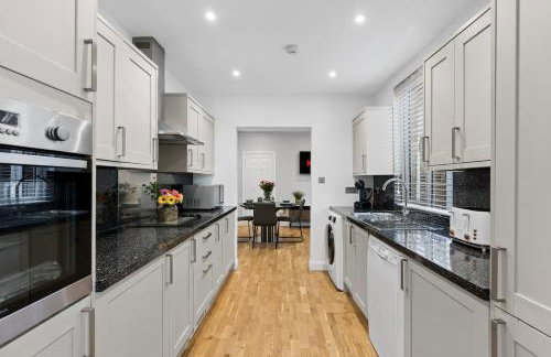 Luxury 4-Bed Family & Group Home-King or Twin Beds-Driveway, Garden-Near Gatwick - Foto 10