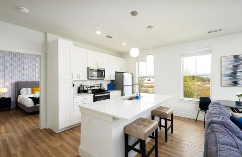 Refined Living in a Vibrant Locale Dream Stay - Photo 4